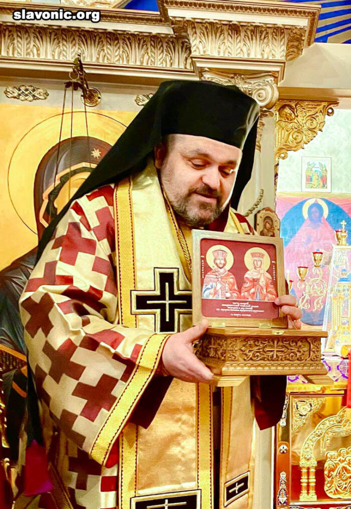 Єпископ Ісая передає мощі святих Вячеслава та Людмили Чеських у дар Бруклінському собору.