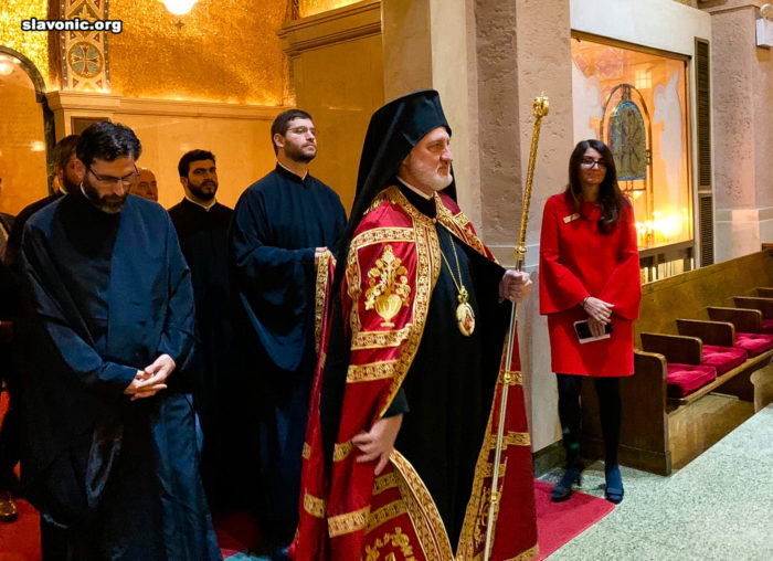 Архиепископ Елпидофор перед началом Литургии