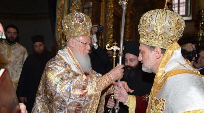 Вселенский Патриарха Варфоломей вручает рукоположенному митрополиту епископский жезл