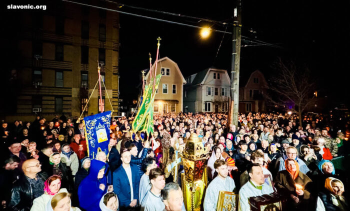 Тысячи людей посетили Бруклинский собор на Пасху