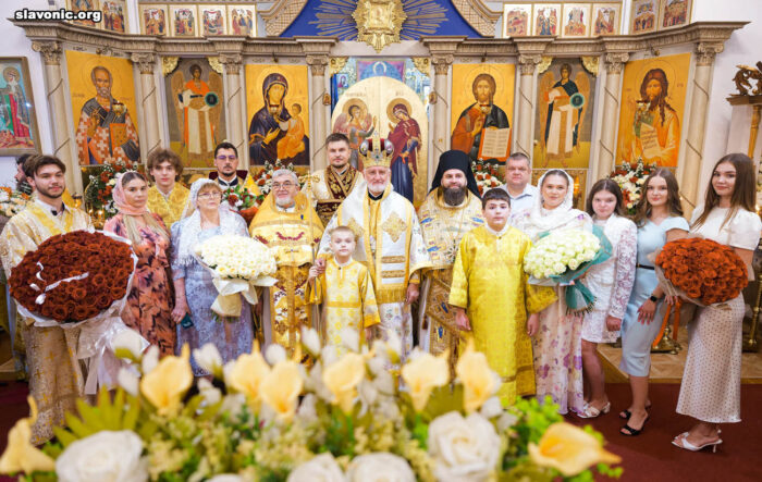 Архиепископ Елпидофор возглавил Божественную литургию в Бруклинском соборе по случаю 70-летия настоятеля протопресвитера Александра Беля